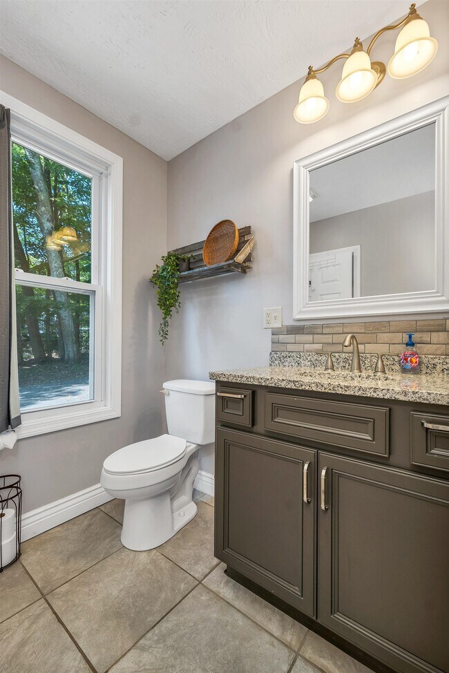 Building Photo - 172 Center St