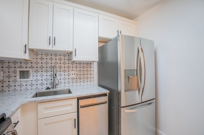 Building Photo - Beautiful 2 BR/1 BA Condo in Dupont Circle!