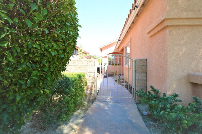 Building Photo - 3 Bedrooms and 2.5 Bathrooms Home on 7th Tee!