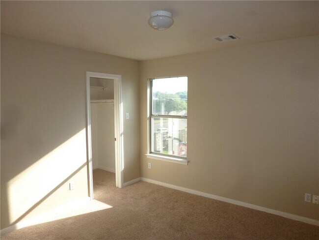 Building Photo - 2867 Southampton Way