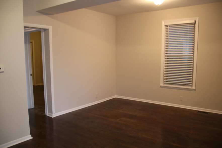 Living room - 939 W 34th St