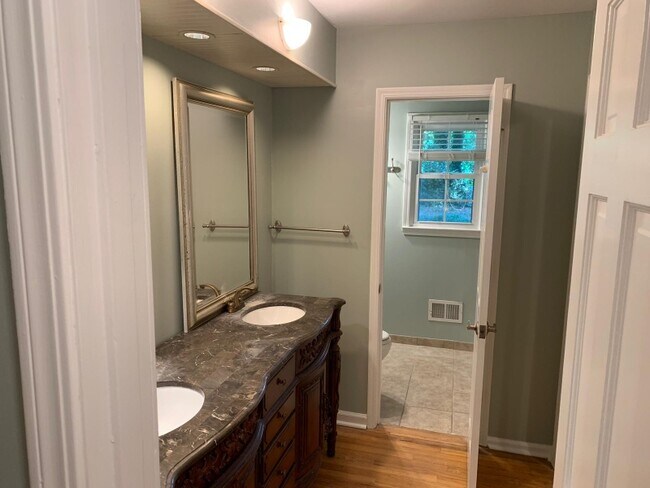 Building Photo - 350 Hollyberry Dr