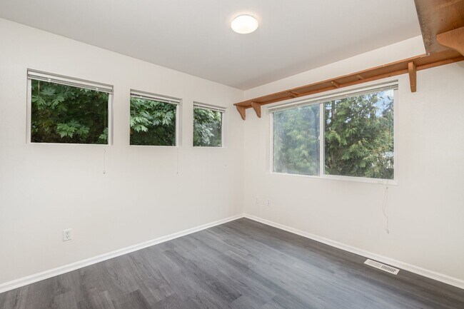 Building Photo - Townhouse available in lynnwood