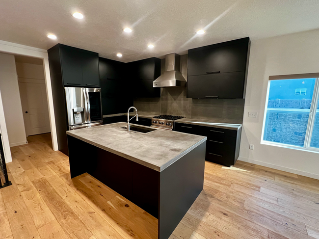 Primary Photo - Modern 5 bedroom home for rent in Spanish ...