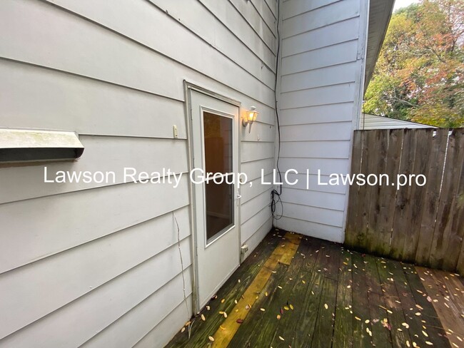 Building Photo - Charming Salem Townhome