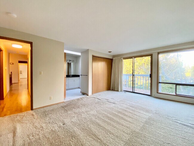 Building Photo - Spacious Somerset Home on a Large Flat Lot