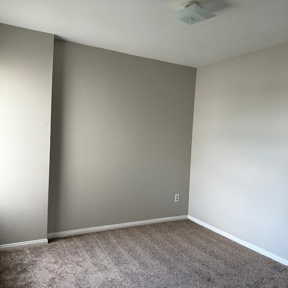 Building Photo - 19959 Sycamore Valley Dr