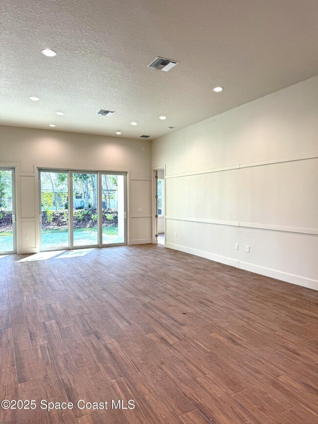 Building Photo - 2801 Edington Dr