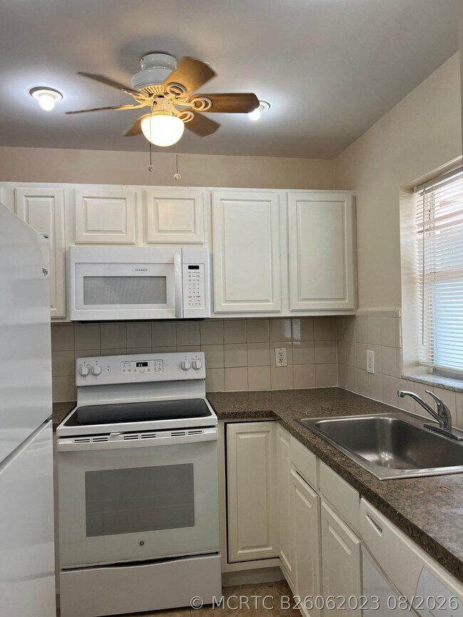 Building Photo - 9851 SW Sandalfoot Blvd