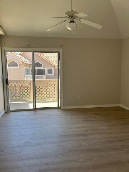 Building Photo - 1633 E Lakeside Dr