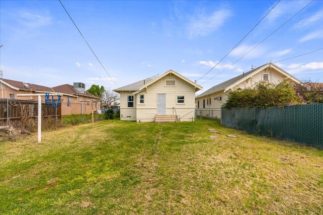 Building Photo - Single-family home with flexible leases - ...