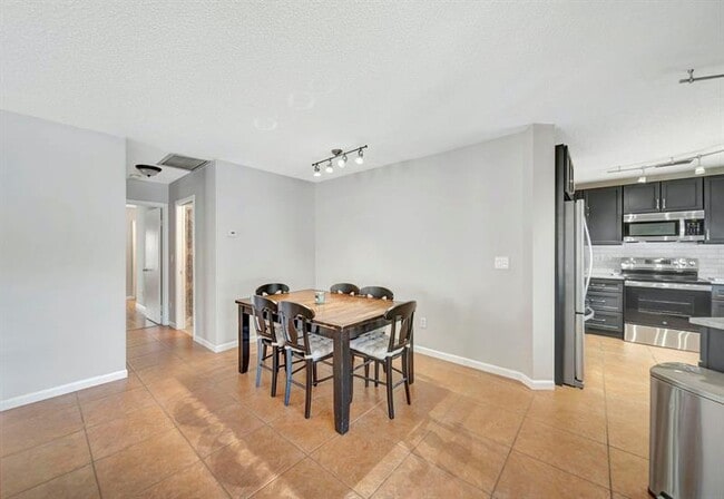 Building Photo - 9743 Saratoga Park Ct