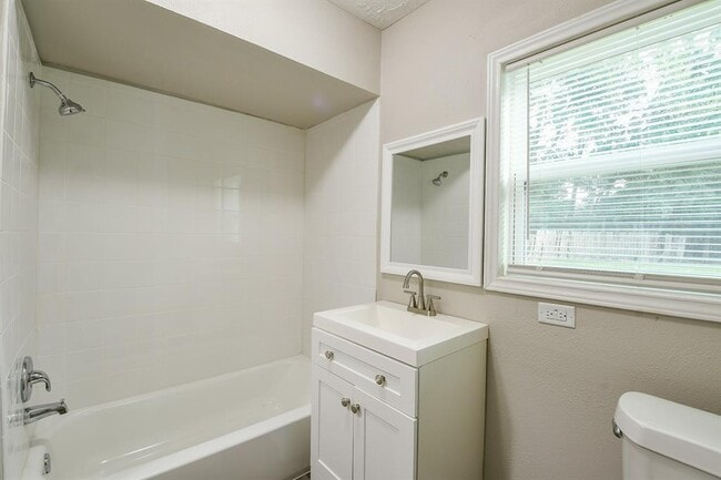 Building Photo - 319 Rustic Dr