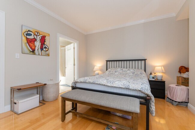 Building Photo - Amazing Brookline 3 bed 2.5 bath....