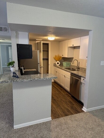 Building Photo - 327 W Hufsmith Rd