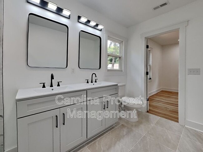 Building Photo - 2633 Brentwood Pl