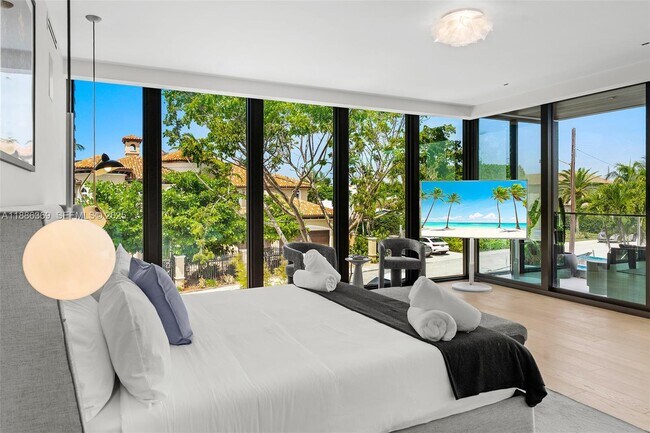 Building Photo - 3306 NE 16th St