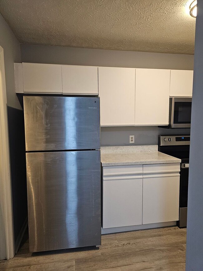 Building Photo - Newly Renovated 2 Bedroom, 2 Bath Condo in Gated Community.
