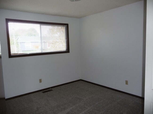 Building Photo - On cul de sac