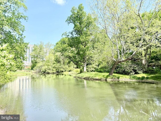 Building Photo - 10201 Grosvenor Pl