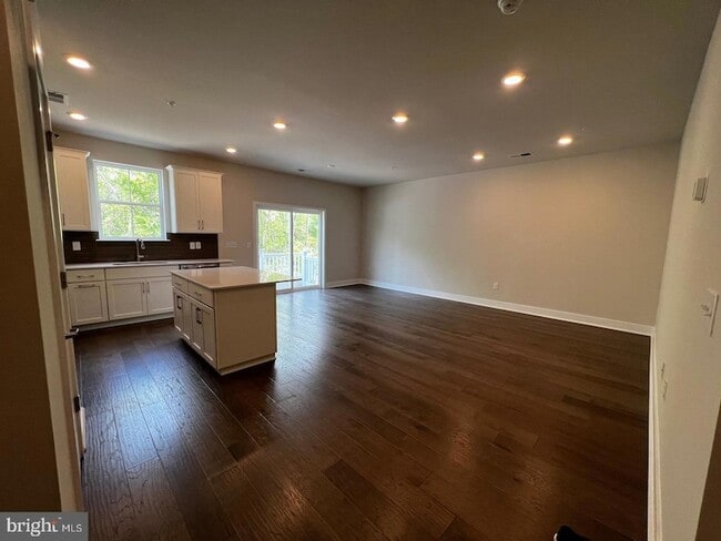 Building Photo - 327 Foundry St