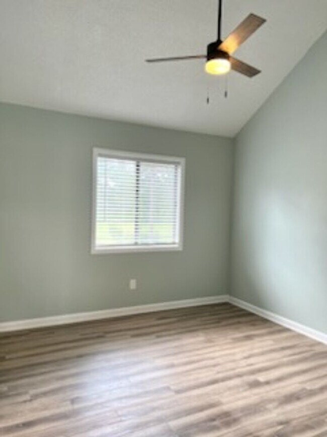 Building Photo - 500 Fairway Village Dr
