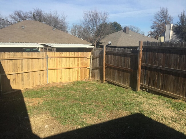 Building Photo - Spacious 3 Bedroom 2 Bath Half of Duplex A...