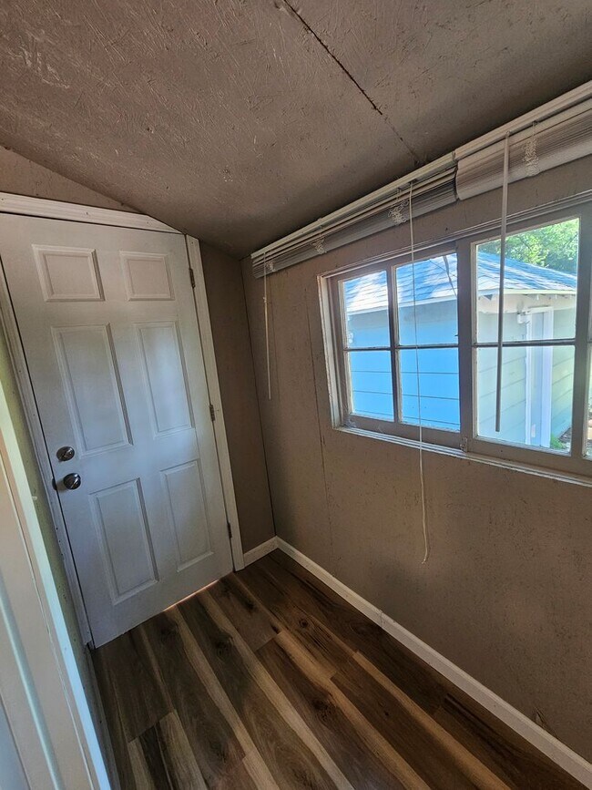 Building Photo - 2 bedroom | 1 bathroom | 1 car detached shop or garage | Large lot | Pets welcome!