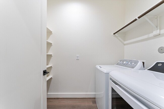 Building Photo - 2753 Sunny Briar Dr