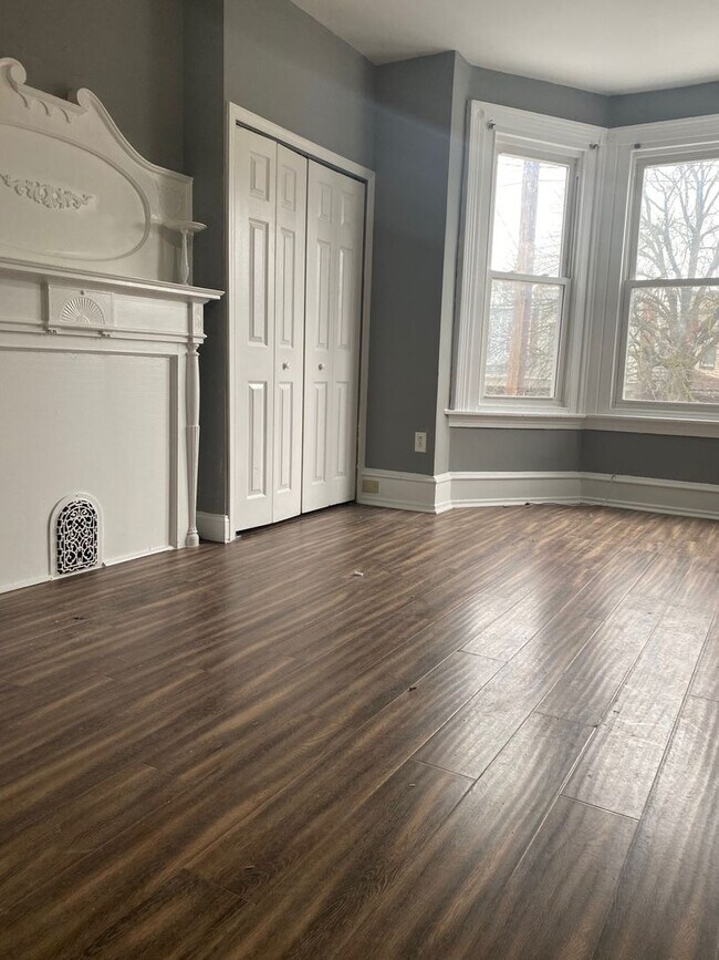 Building Photo - ? Available 11/1 – Renovated 4-Bedroom Hom...