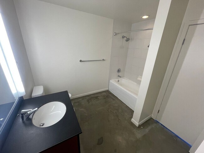 Building Photo - Sleek and Sophisticated: Upscale 1-Bdrm/2b...