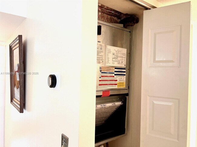 Building Photo - 2841 Somerset Dr