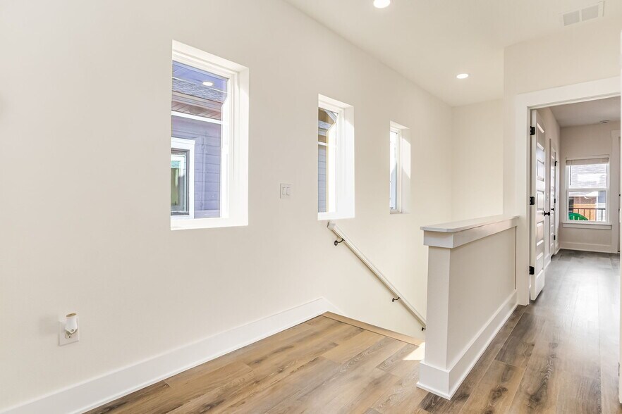 Building Photo - 536 N De Villiers St