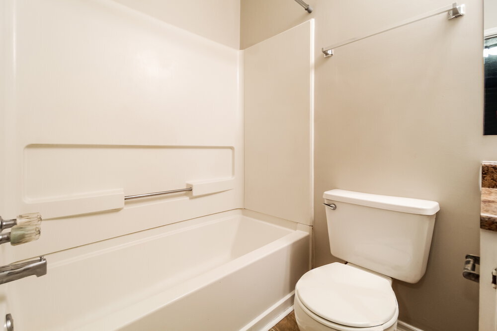 Building Photo - 1985 Glenwood Downs Dr