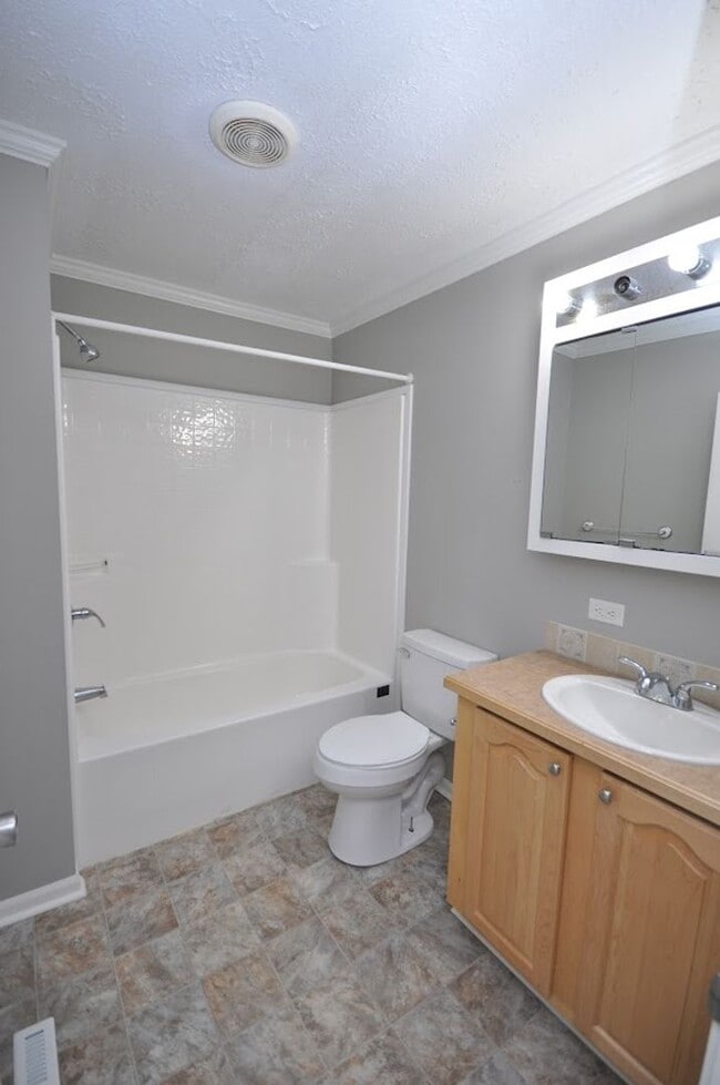 Building Photo - 3 Bedroom 2 bath in West Paducah