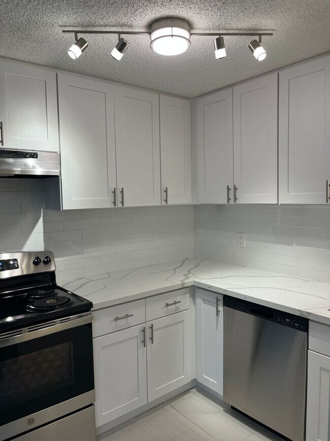 Building Photo - Spacious Renovated 2 Bed 1.5 Bath with Cor...
