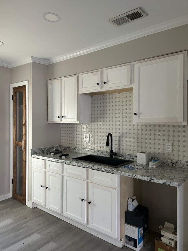 Building Photo - Ready to move in