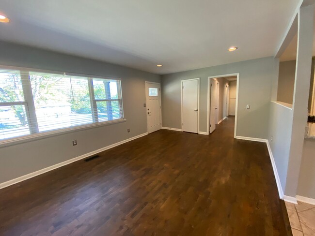 Building Photo - Charming Updated Mid-Century in Fayettevil...