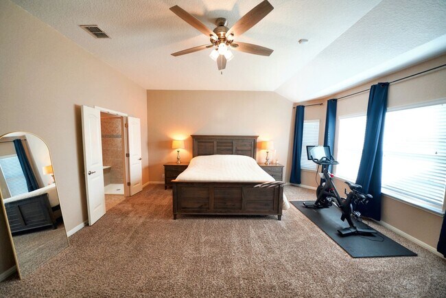 Building Photo - Executive 5-Bedroom Home in Coveted Crossvine Subdivision - Realtor Commission: $750