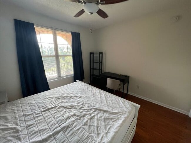 Building Photo - 1BR Condo w/ Lake View + Covered Parking in Town Center