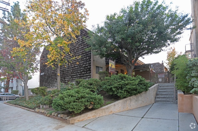 Building Photo - 18650 Hatteras St