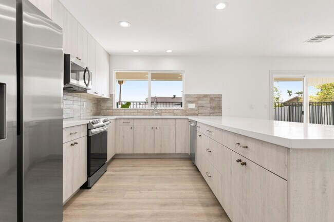 Building Photo - 6021 E Acoma Dr