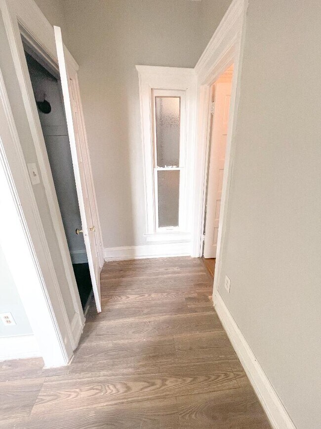 Building Photo - 601 Main St