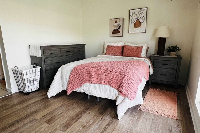 Building Photo - Lorene Lodge Apartments