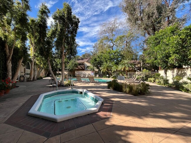 Building Photo - LOCATION! Move-in ready 2+2 w/parking, pool + balcony!