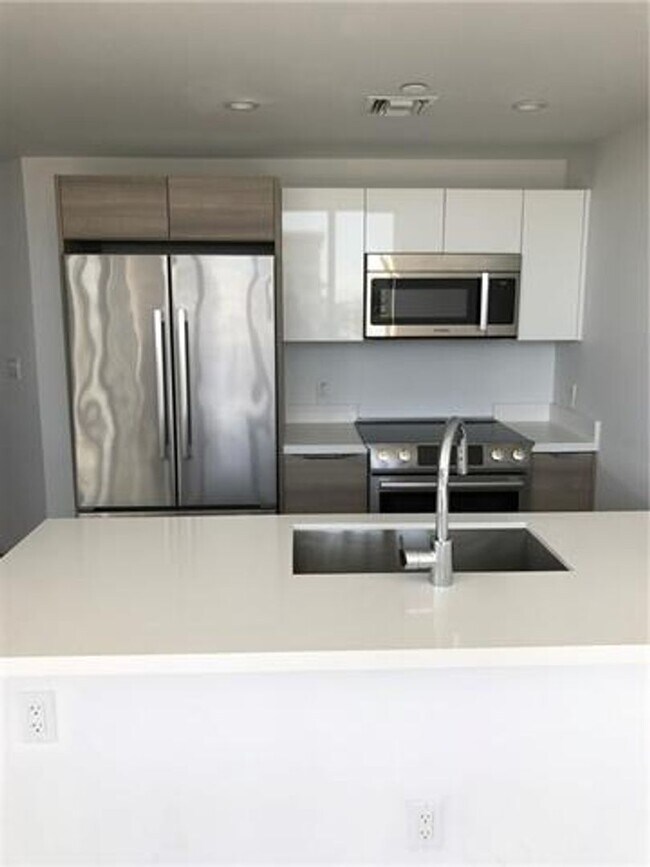 Building Photo - 9940 W Bay Harbor Dr