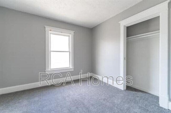Building Photo - 1037 N Parker Ave
