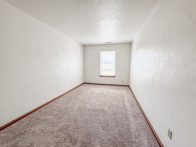 Building Photo - Charming 3 Bedroom, 1.5 Bathroom Townhome in Kempsville