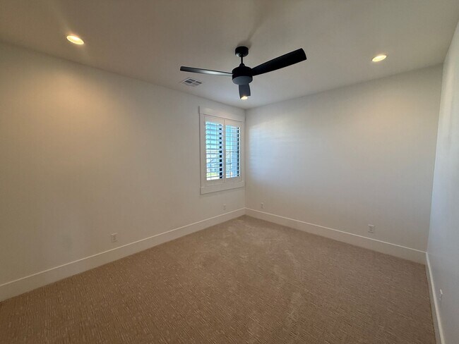 Building Photo - Gorgeous 5 bed 3.5 bath in Desert Canyons