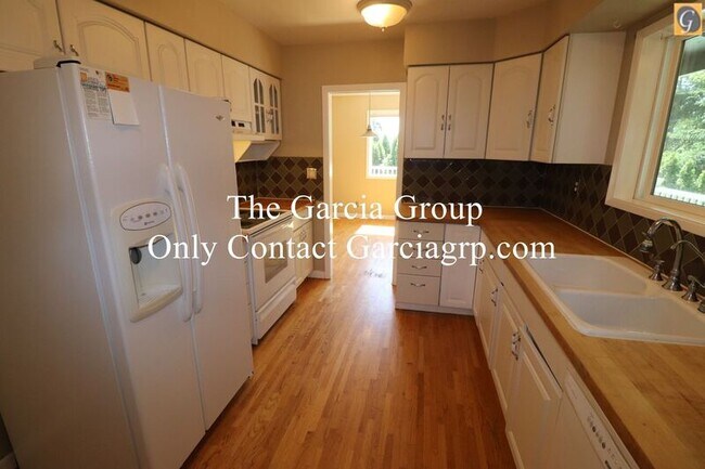 Building Photo - 7621 SW 25th Ave